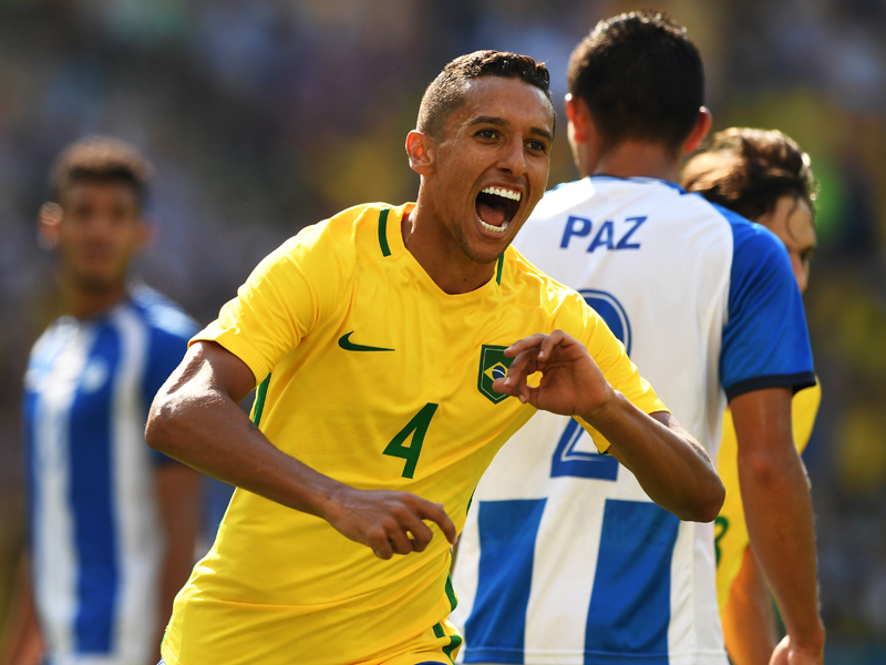 チーム4点目を決めて笑顔で駆けるマルキーニョス　[写真]＝Getty Images