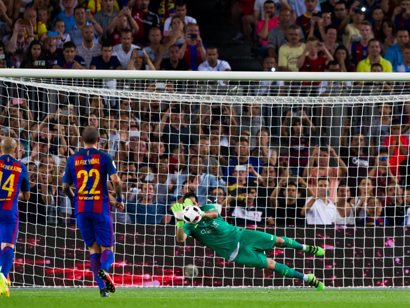 GKブラボがセビージャのPKを止めた　[写真]＝Getty Images