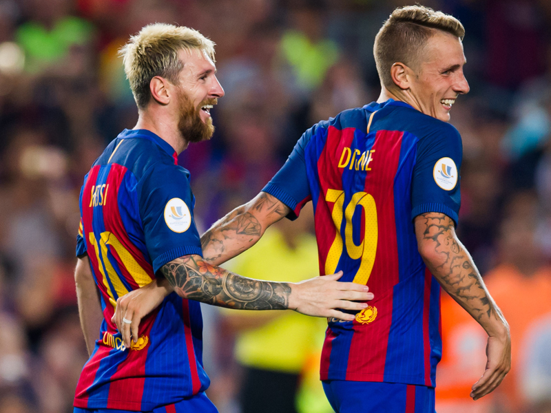 ディニュ（右）のアシストでメッシ（左）がチーム3点目を挙げた　[写真]＝Getty Images