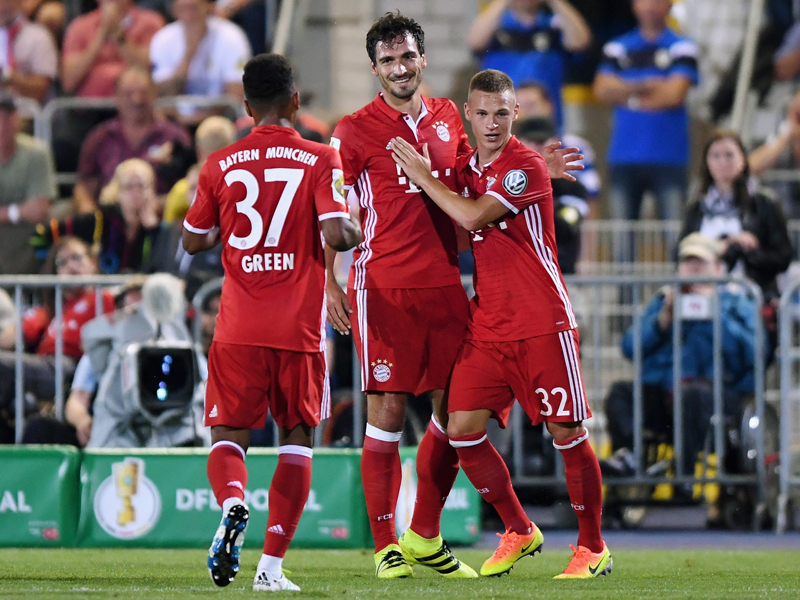 ヘディングシュートを決めて笑顔のフンメルス（中央）　[写真]＝Bongarts/Getty Images