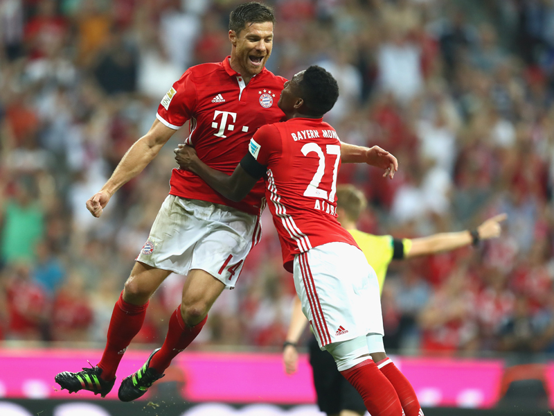 強烈ボレーで先制ゴールを挙げたX・アロンソ（左）をアラバ（右）が祝福　[写真]＝Getty Images for FC Bayern