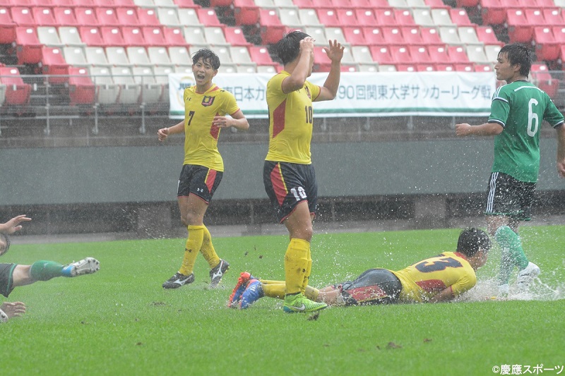 慶應大、雨の中の死闘で勝ち切れず　専修大と2－2のドロー