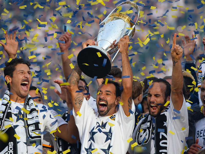 2014シーズンのMLSカップを制し、トロフィーを掲げたドノヴァン（中央）　[写真]＝Getty Images