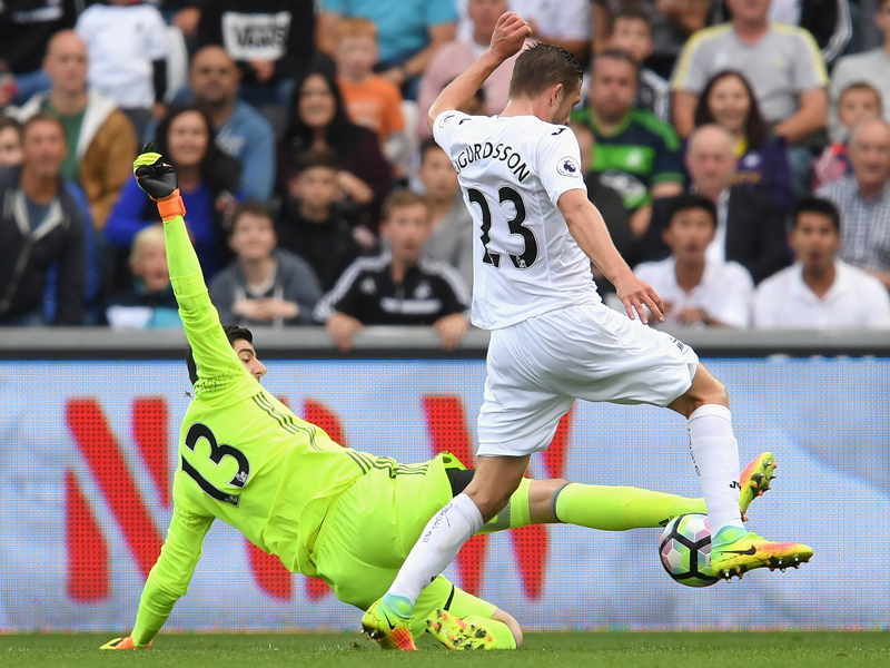 GKクルトワのタックルがファウルとなり、スウォンジーのPKに　[写真]＝Chelsea FC via Getty Images