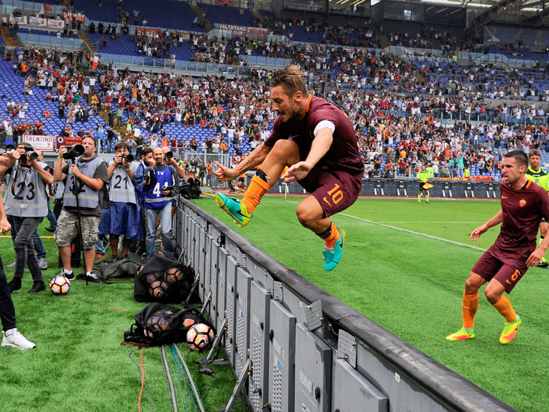 PKを決め、看板を飛び越えて喜びを爆発させたトッティ（中央）　[写真]＝AS Roma via Getty Images