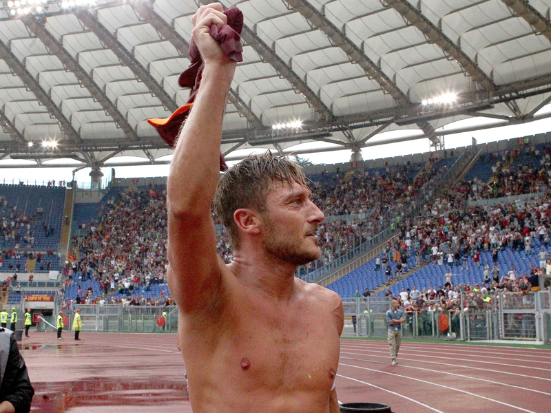 逆転ゴールを決め、観客の声援に応えるトッティ　[写真]＝Anadolu Agency/Getty Images