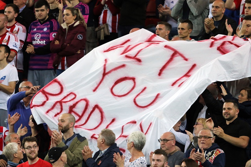 ブラッドリーくんへの応援メッセージを掲げるサポーター [写真]＝Sunderland AFC via Getty Images