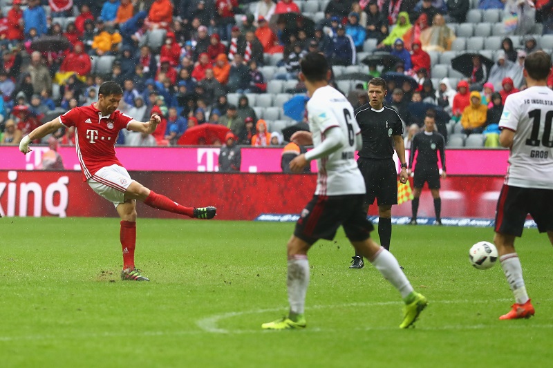 シャビ・アロンソ（左）が強烈なミドルシュートを放つ [写真]＝Getty Images