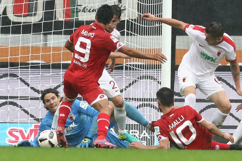 ゴール前のこぼれ球に反応する武藤（左） [写真]＝Getty Images