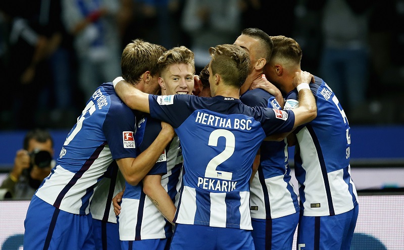 シュトッカーの得点を祝うヘルタ・ベルリンの選手ら [写真]＝Getty Images