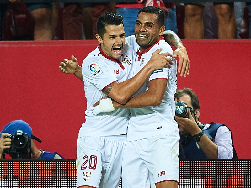 値千金の先制ゴールを挙げたメルカド（右）を祝福するビトーロ（左）　[写真]＝Getty Images