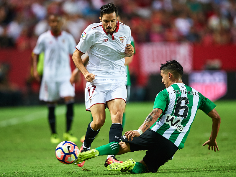 セビージャのサラビアが突破を図る。69分からピッチに立った　[写真]＝Getty Images