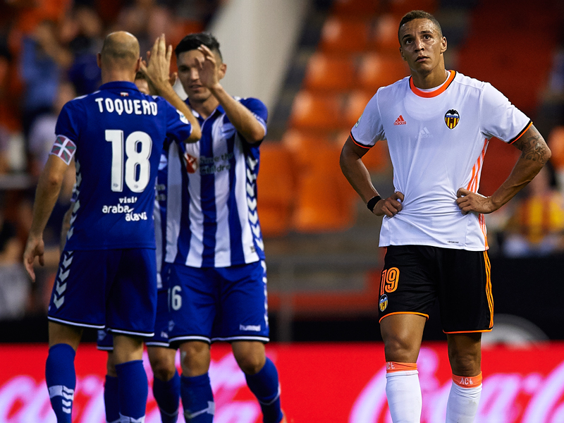 バレンシアは前半終了間際、アラベスFWトケーロ（18番）のゴールで同点とされた　[写真]＝Getty Images