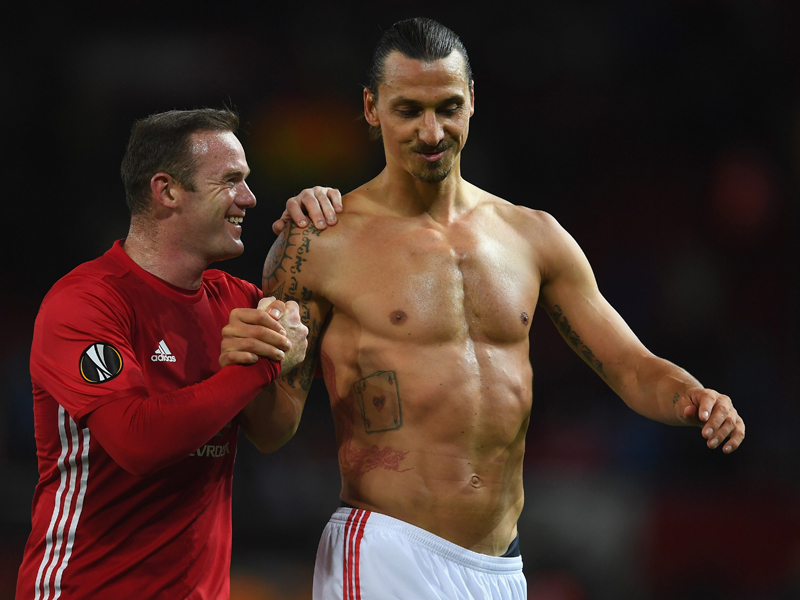 ルーニー（左）とともに笑顔のイブラヒモヴィッチ（中央）　[写真]＝Getty Images