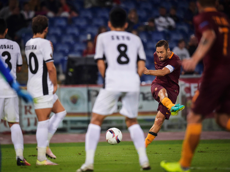 FKで豪快なシュートを放つトッティ（奥）　[写真]＝AS Roma via Getty Images