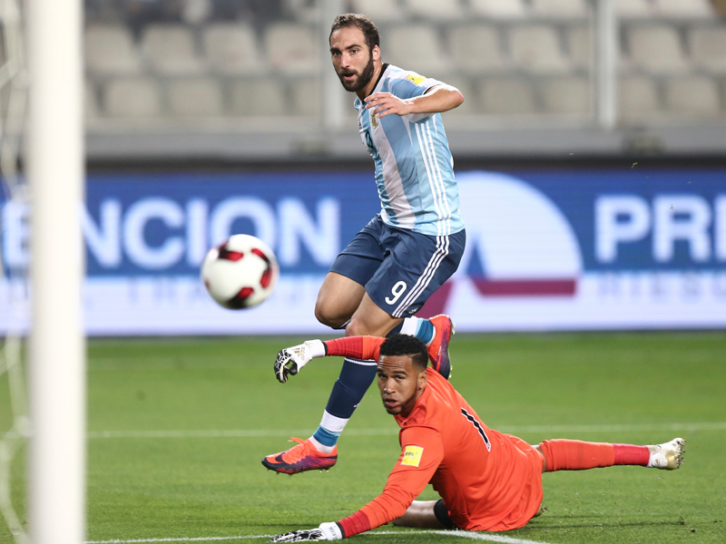 イグアインが勝ち越しゴールを決めた　[写真]＝LatinContent/Getty Images