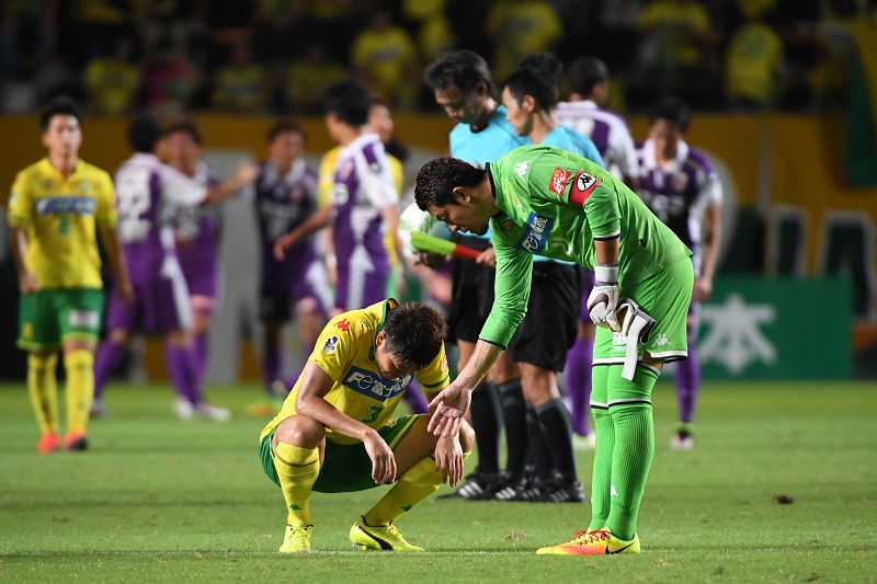京都に敗れ肩を落とす近藤（左）と佐藤（右） [写真]=Getty Images
