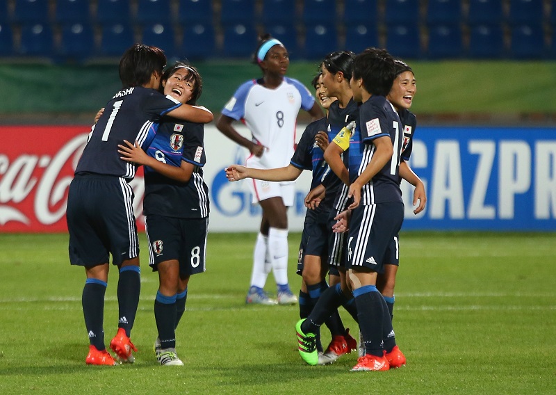 宮澤（左から2番目）が勝利を近づけるチーム3点目を決めた [写真]=Getty Images