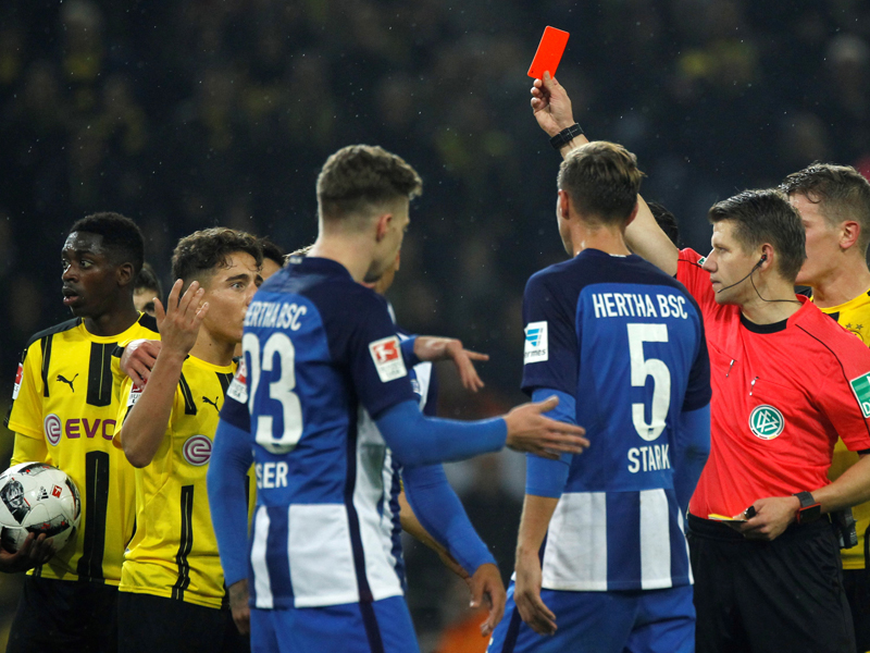 ヘルタ戦でレッドカードを受けたMFモル（左から2人目）　[写真]＝Anadolu Agency/Getty Images