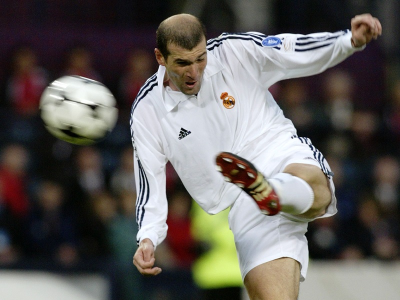2001－02シーズンのCL決勝でボレーシュートを決めるジダン [写真]＝Getty Images