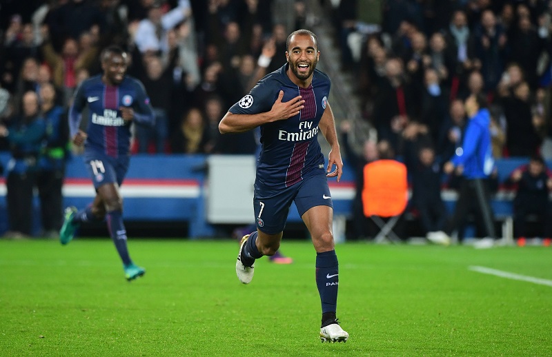 ルーカスが相手のミスを逃さず得点を決める [写真]=Getty Images