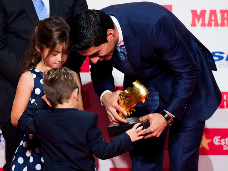 子どもたちにゴールデンシューを見せて笑顔のスアレス　[写真]＝Getty Images