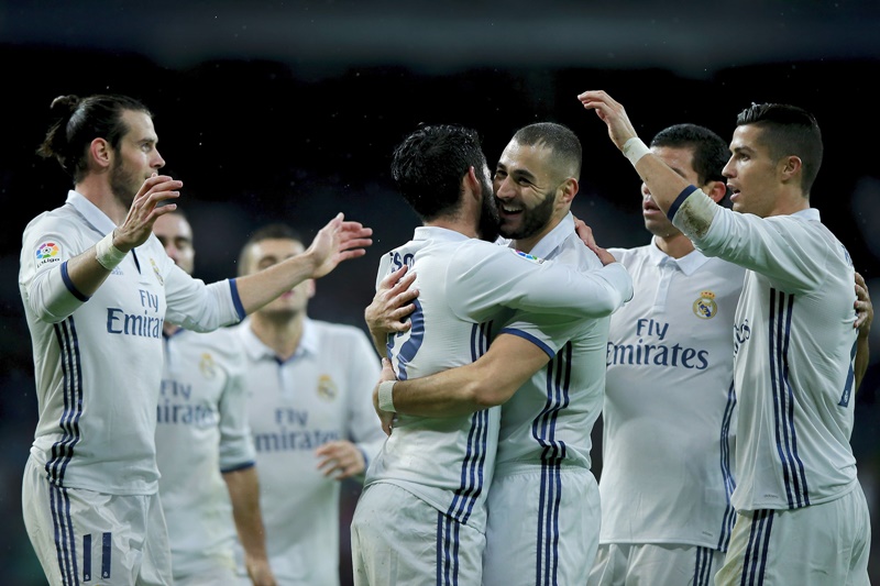 ベンゼマ（中央）の先制点を喜ぶレアル・マドリードの選手たち [写真]＝Getty Images