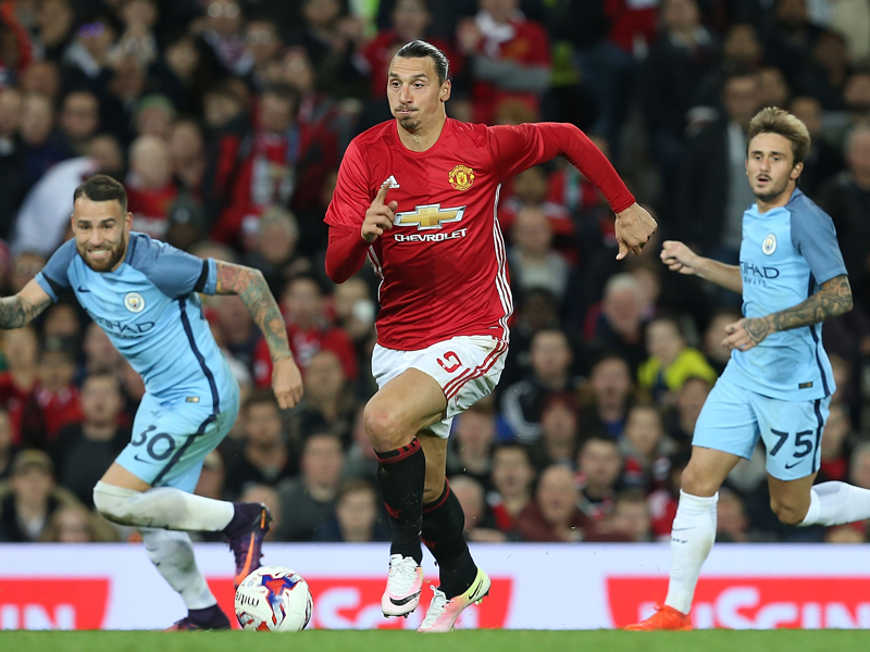 突破を図るイブラヒモヴィッチ　[写真]＝Man Utd via Getty Images