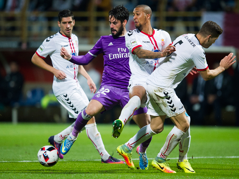 相手3選手に囲まれながらボールをキープするイスコ（中央）　[写真]＝Real Madrid via Getty Images