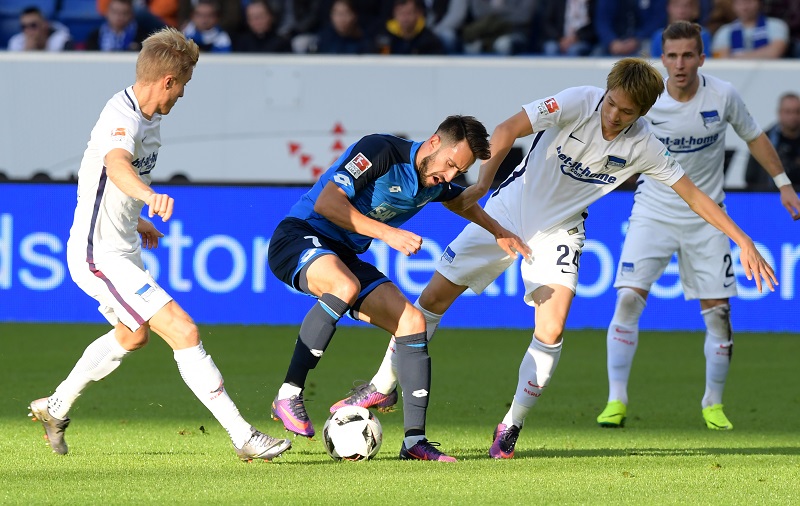 前半から攻守にわたって躍動する原口（右） [写真]＝Getty Images
