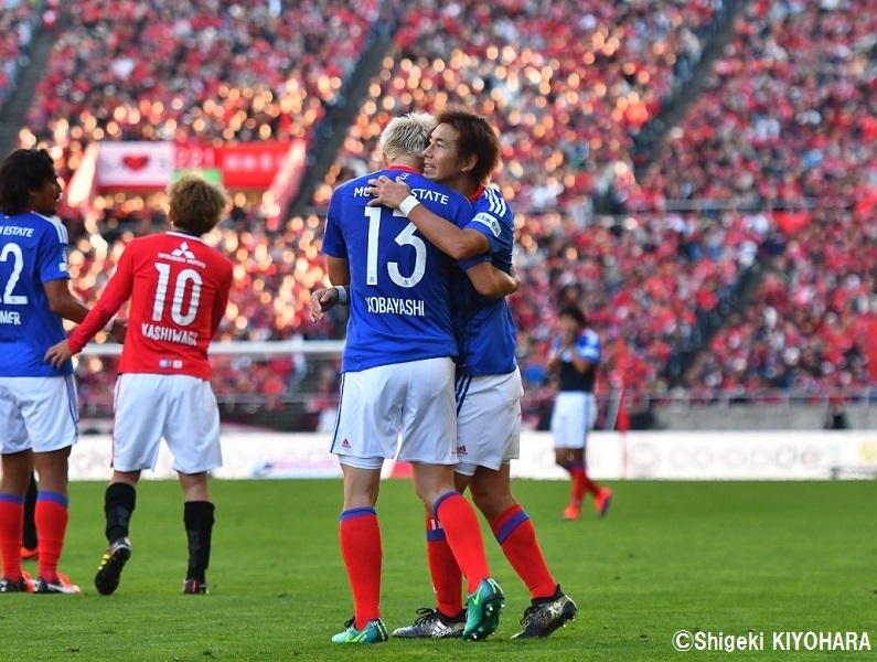 試合終了とともに同僚の兵藤と抱き合う小林 [写真]=清原茂樹