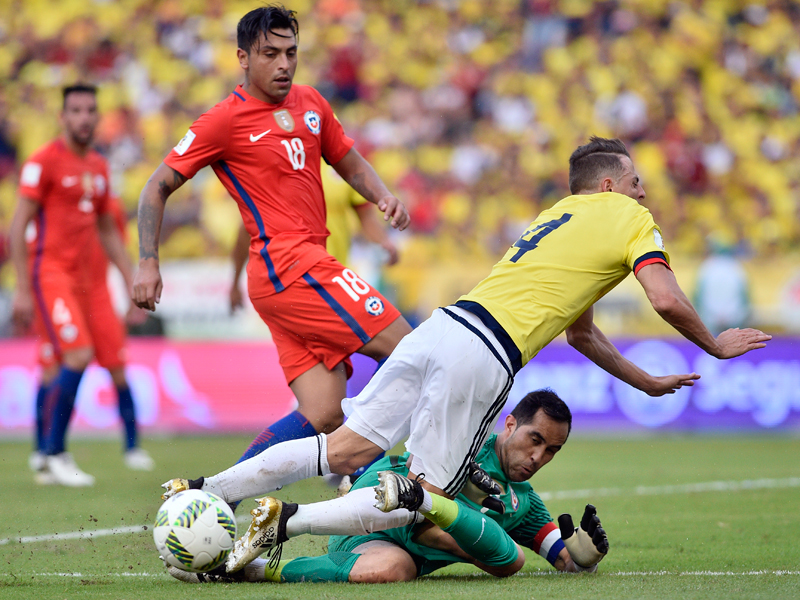 アリアスの突破を阻んだGKブラボ　[写真]＝LatinContent/Getty Images