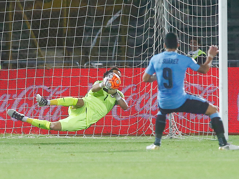 スアレスのPKをGKブラボがセーブ　[写真]＝LatinContent/Getty Images