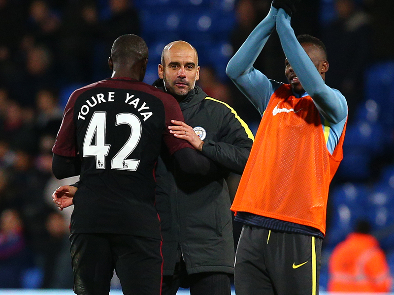 Y・トゥーレ（左）を称えるグアルディオラ監督（中央）　[写真]＝Getty Images