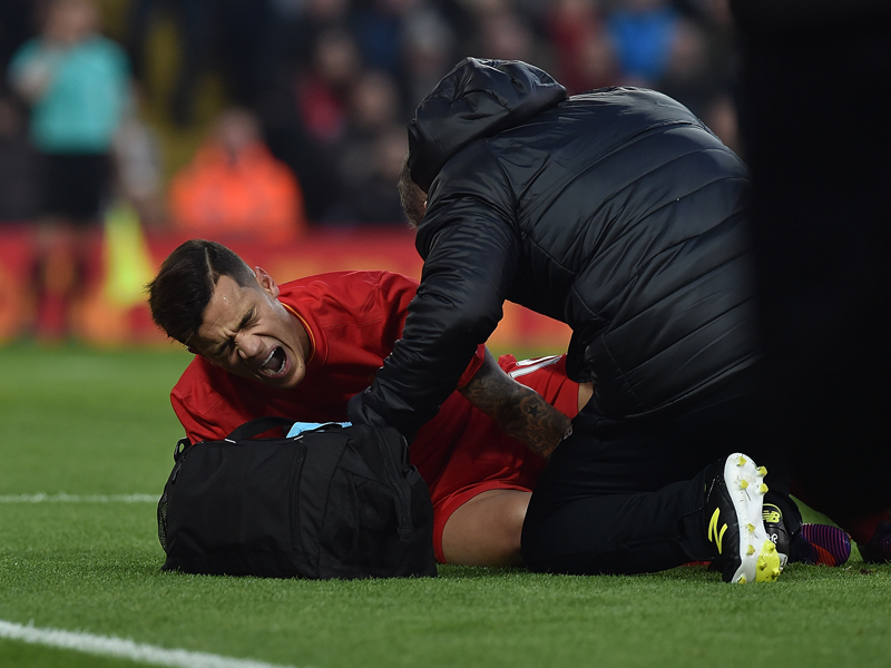 負傷交代を強いられたコウチーニョ　[写真]＝Liverpool FC via Getty Images