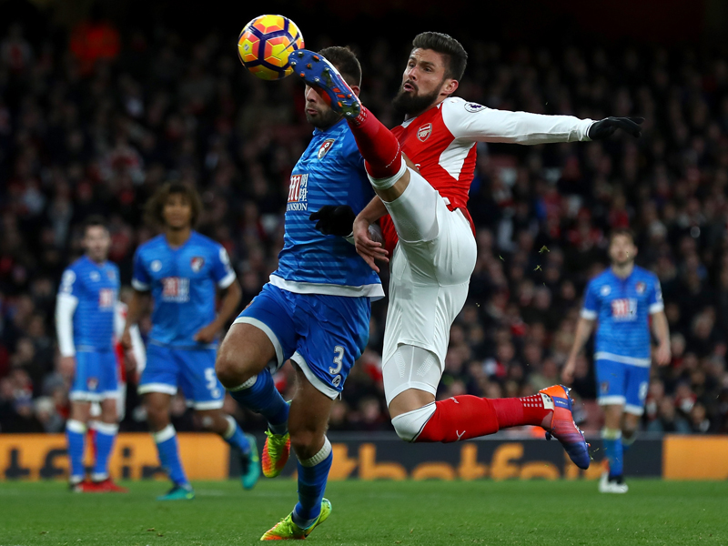 後半途中からピッチに立ったジルー（右）が激しく競り合う　[写真]＝Getty Images