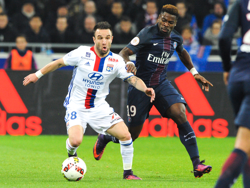 同点弾のヴァルブエナ（左）とオーリエ（右）が競り合う　[写真]＝Icon Sport via Getty Images