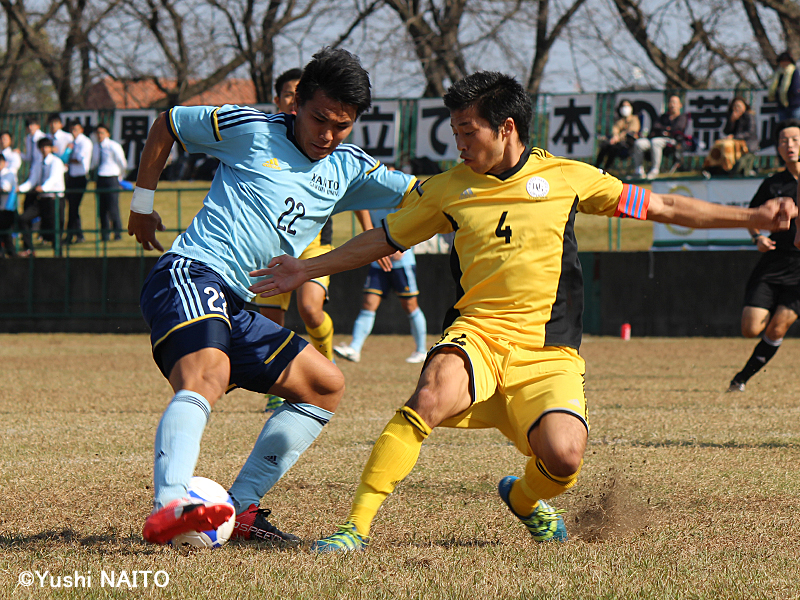 序盤から激しい競り合いの連続となった　[写真]＝内藤悠史