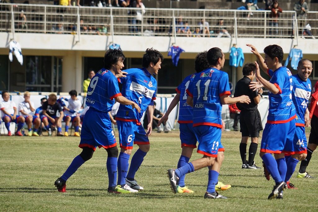 追悼試合は地元の高校とドリームチームが対戦した  [写真]=青山知雄