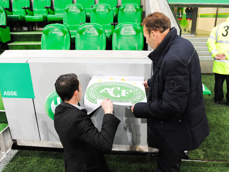 スタンドの壁にシャペコエンセのエンブレムを貼付するサンテティエンヌのスタッフ　[写真]＝Icon Sport via Getty Images 