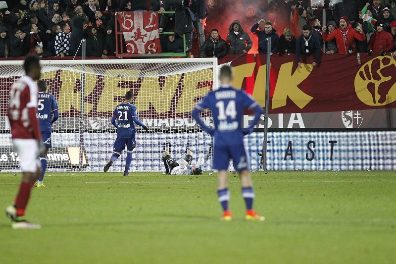 写真・1枚目】仏1部で異例の試合中止…川島所属クラブのサポが爆竹