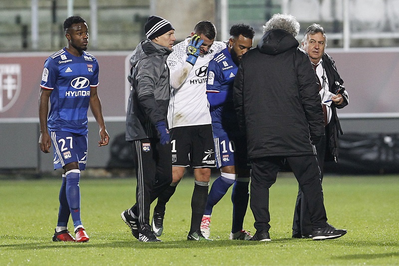 仏1部で異例の試合中止…川島所属クラブのサポが爆竹投げ入れ、相手GKに直撃