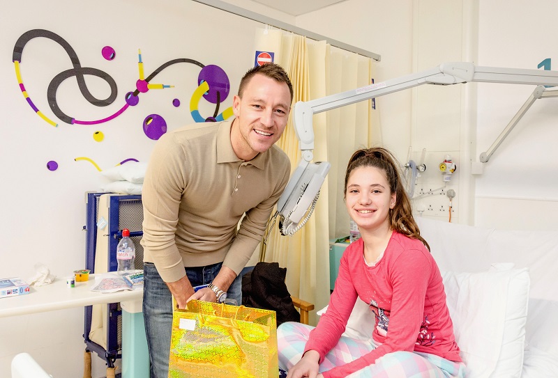 プレゼントを贈るジョン・テリー [写真]＝Getty Images