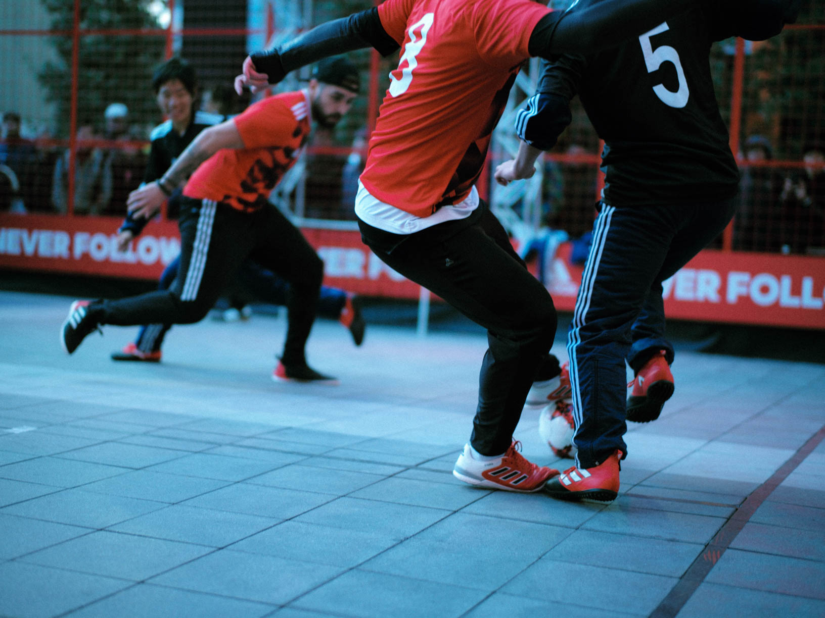 アディダスが新宿 歌舞伎町に出現 1日限りのストリート フットボールパークがオープン サッカーキング