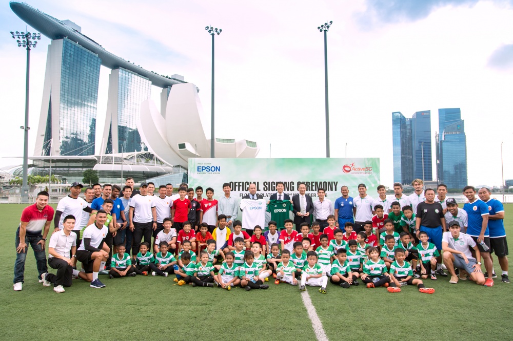 調印式の会場となった「ザ・フローティング・プラットフォーム」では、子どもたちを対象にしたサッカークリニックも行われた（Photo by Leo Shengwei）