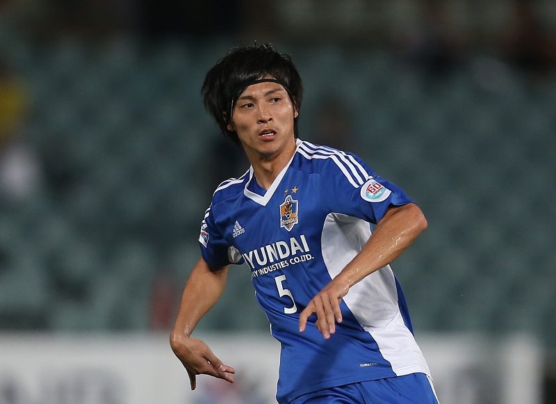 Ulsan Hyundai 's Masuda Chikashi passes the ball during the match against the Western Sydney Wanderers at Parramatta Stadium. Sydney, Australia. Wednesday 26th February 2014. (Photo: Steve Christo) (Photo by Steve  Christo/Corbis via Getty Images)