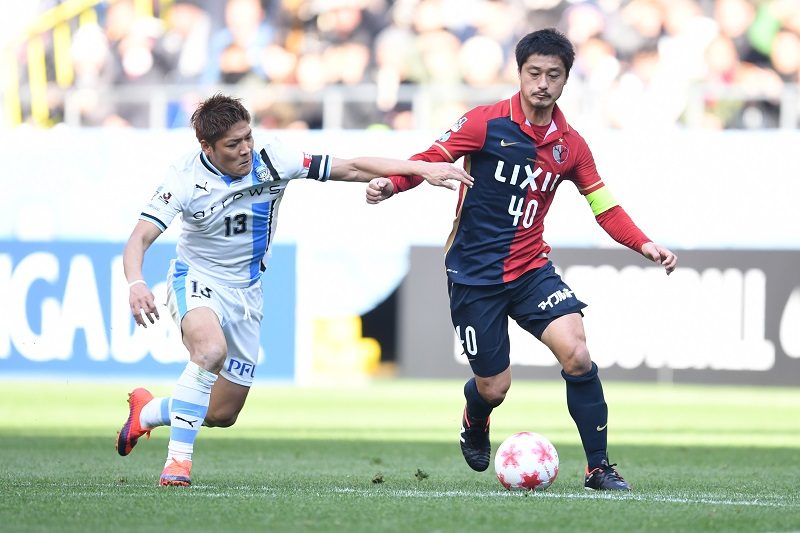 SUITA, JAPAN - JANUARY 01:  (EDITORIAL USE ONLY) Mitsuo Ogasawara of Kashima Antlers (R) and Yoshito Okubo of Kawasaki Frontale compete for the ball during the 96th Emperor's Cup final match between Kashima Antlers and Kawasaki Frontale at Suita City Football Stadiumon January 1, 2017 in Suita, Osaka, Japan.  (Photo by Masashi Hara/Getty Images)