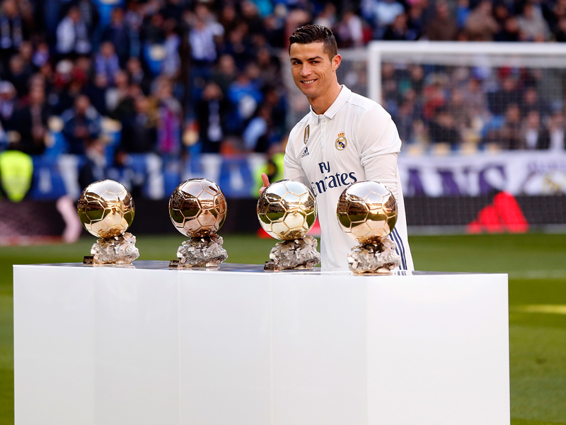 試合前、C・ロナウドのバロンドールお披露目が行われた　[写真]＝Real Madrid via Getty Images