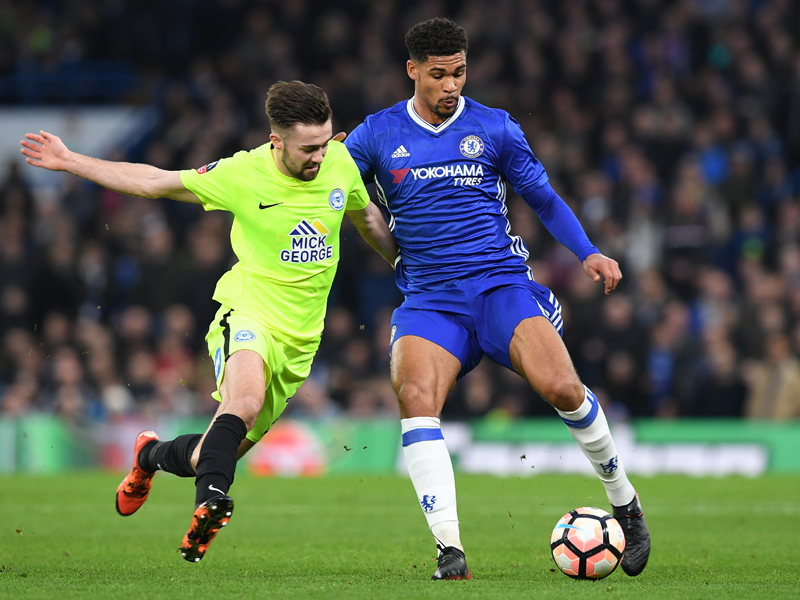 相手と競り合うチェルシーのロフタス・チーク（右）　[写真]＝Chelsea FC via Getty Images