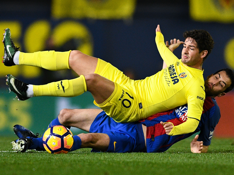 パト（上）とブスケツの競り合い　[写真]＝Getty Images